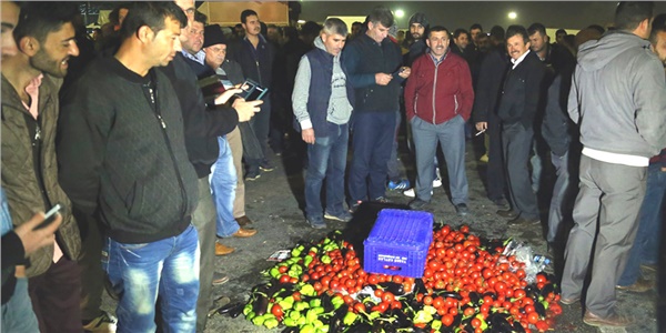 Antalyalı üreticilerden fiyat protestosu! Antalyalı üreticilerden fiyat protestosu!