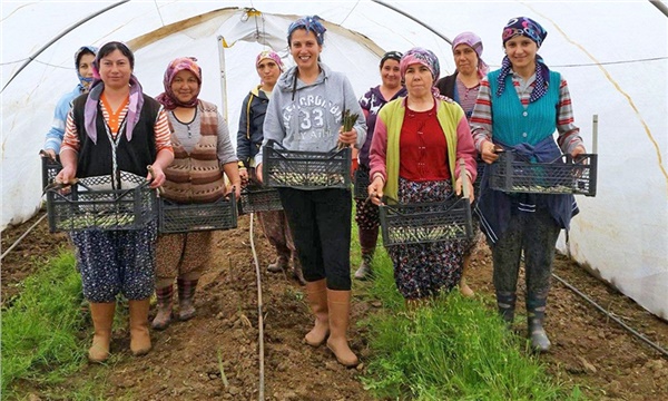 Kadınlar kuşkonmaza sınıf atlatıyor Kadınlar kuşkonmaza sınıf atlatıyor