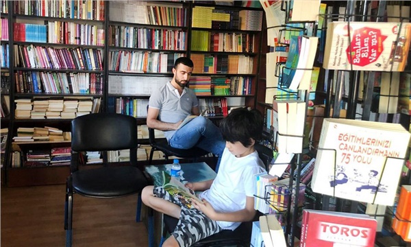 Ofisini kütüphaneye dönüştüren ziraat mühendisi Ofisini kütüphaneye dönüştüren ziraat mühendisi