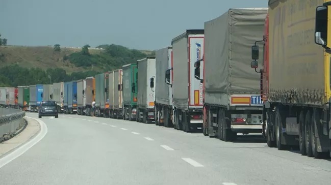 gumrukteki-zorlu-bekleyisten-nar-ve-bibere-yasak-cikti2.jpg